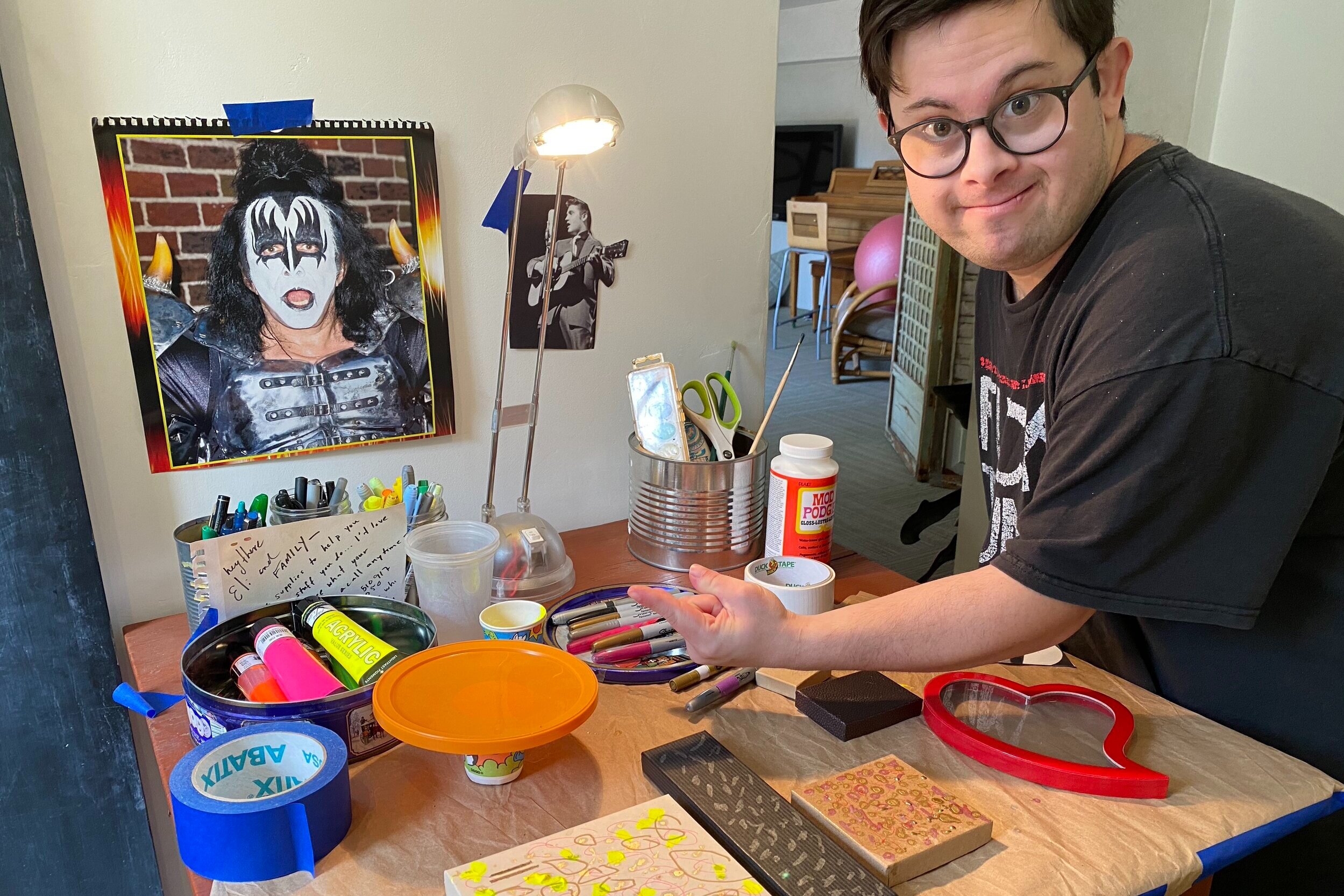 Artist Eli Cooper sharing his workspace setup at home
