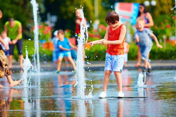 Children-playing-in-the-water-HD-picture.jpg