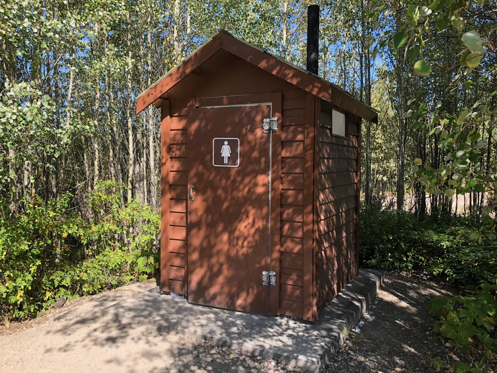 These loos at the entrance are yer only "civilized" option