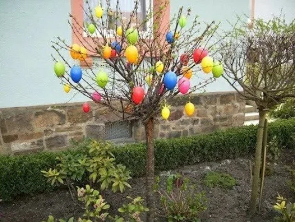 Top-10-Best-Ostereier-Baum-Easter-Trees-10.jpg