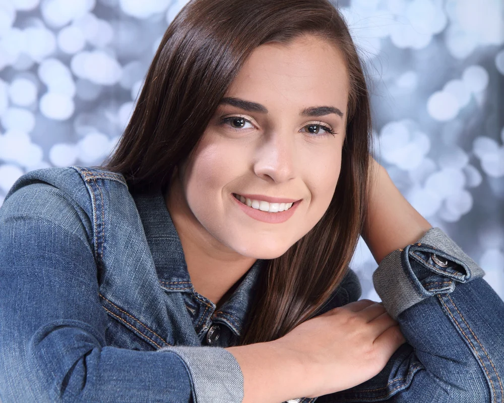 TrotterSeniorPhotoCloseupLights_1000x800.jpg