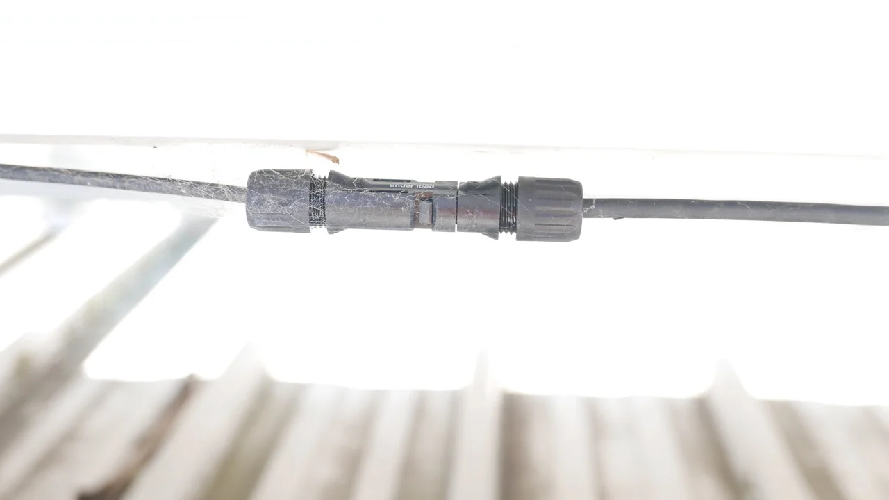 MC4 connector gland not properly tightened. Can lead to moisture penetrating the connector.