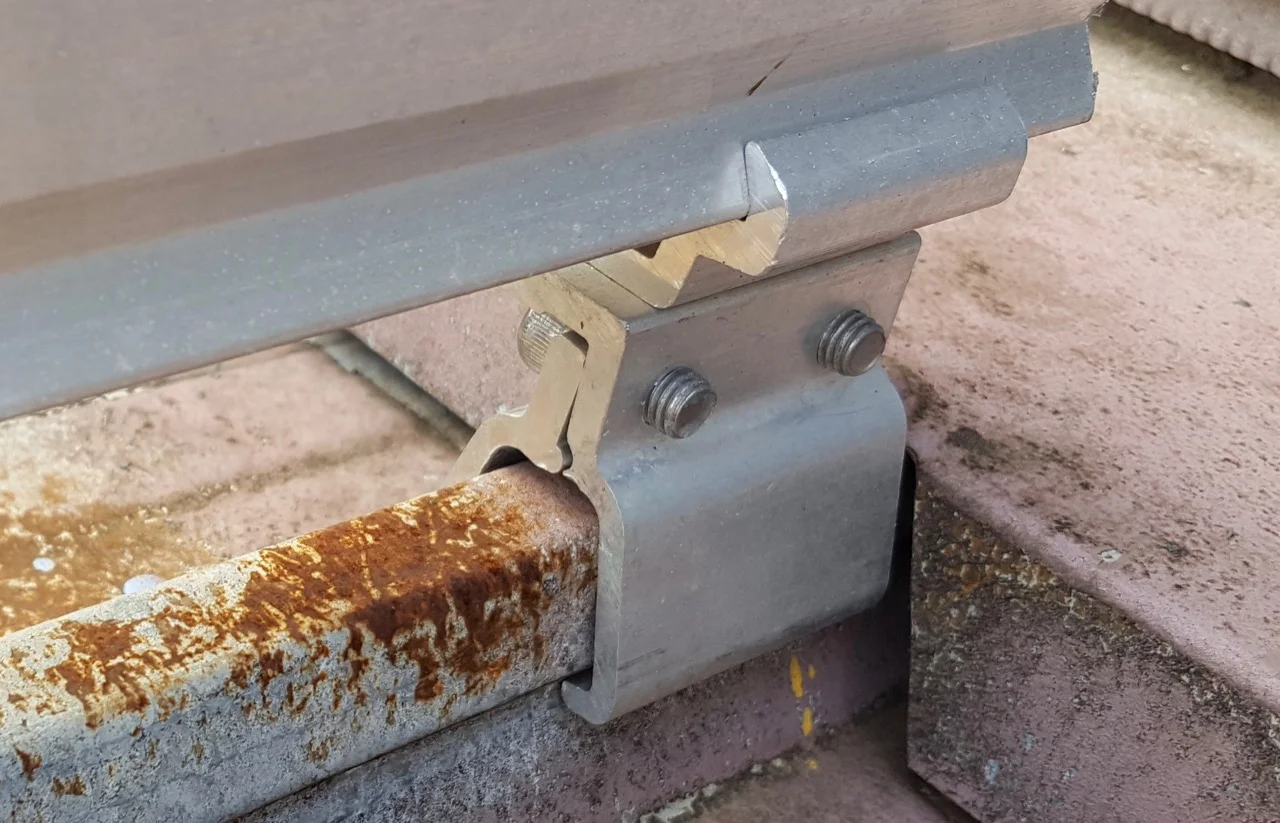 No separating material placed between the clamp and roof; will lead to corrosion and further deterioration of roof sheets.