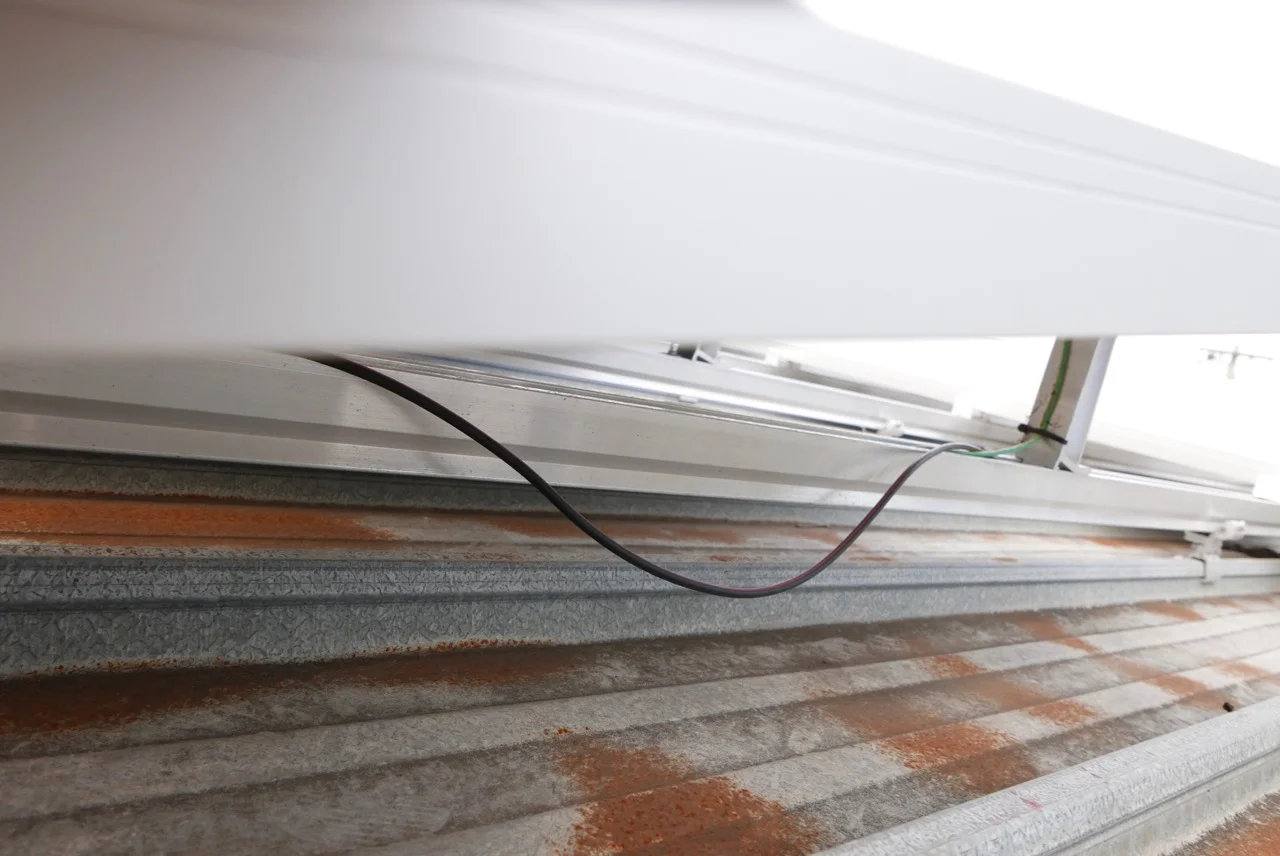 Cable in contact with the metal roof. Not permitted under the AS/NZS 5033.