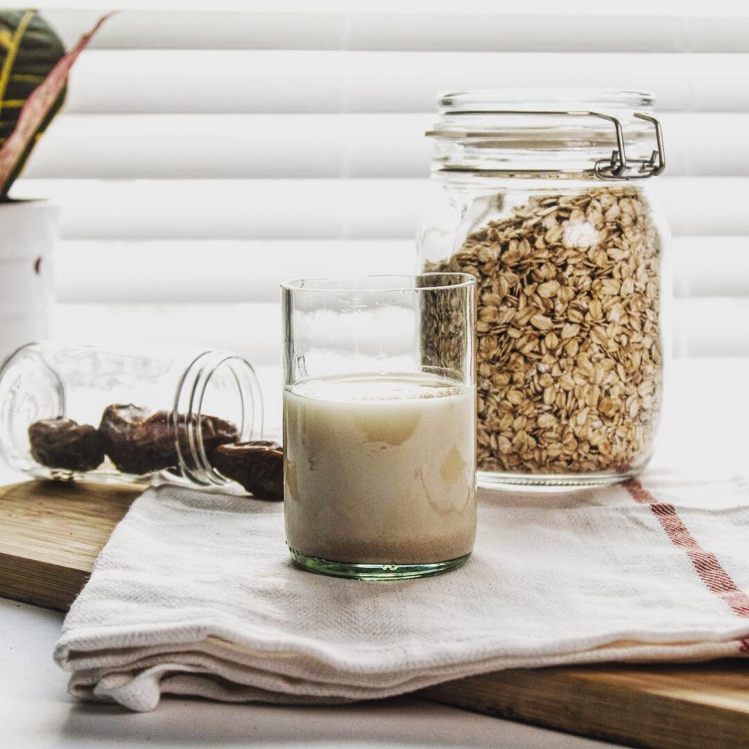 Shout out to all the straight-from-the-glass #oatmilk drinkers. Our Original Blend is lightly sweetened by dates and is delicious at all times of the day. | #plantbased #dairyfree #beverage