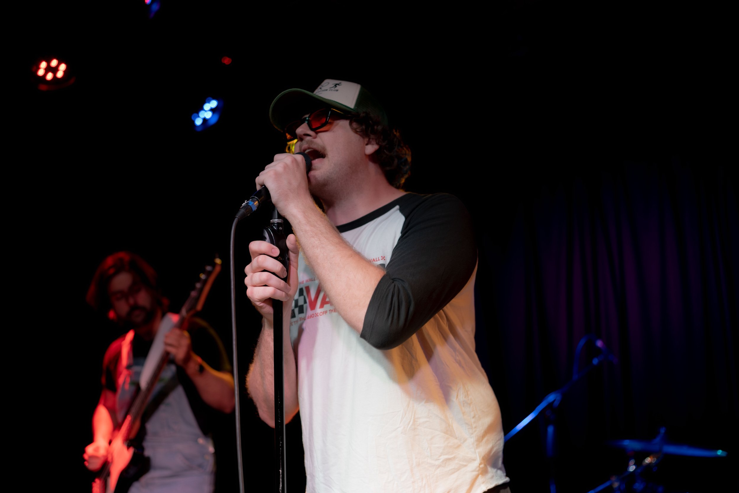 Riley Schuett sings at a Yes, Please concert