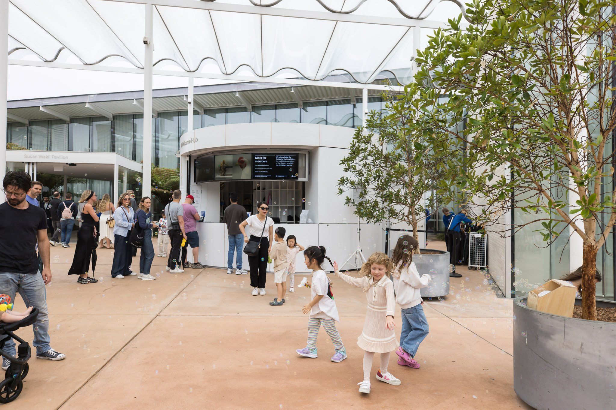 346_KateMitchell_ManyBubbleBlessings_HiveFestival_AGNSW_photocredit_AnnaKucera.jpg