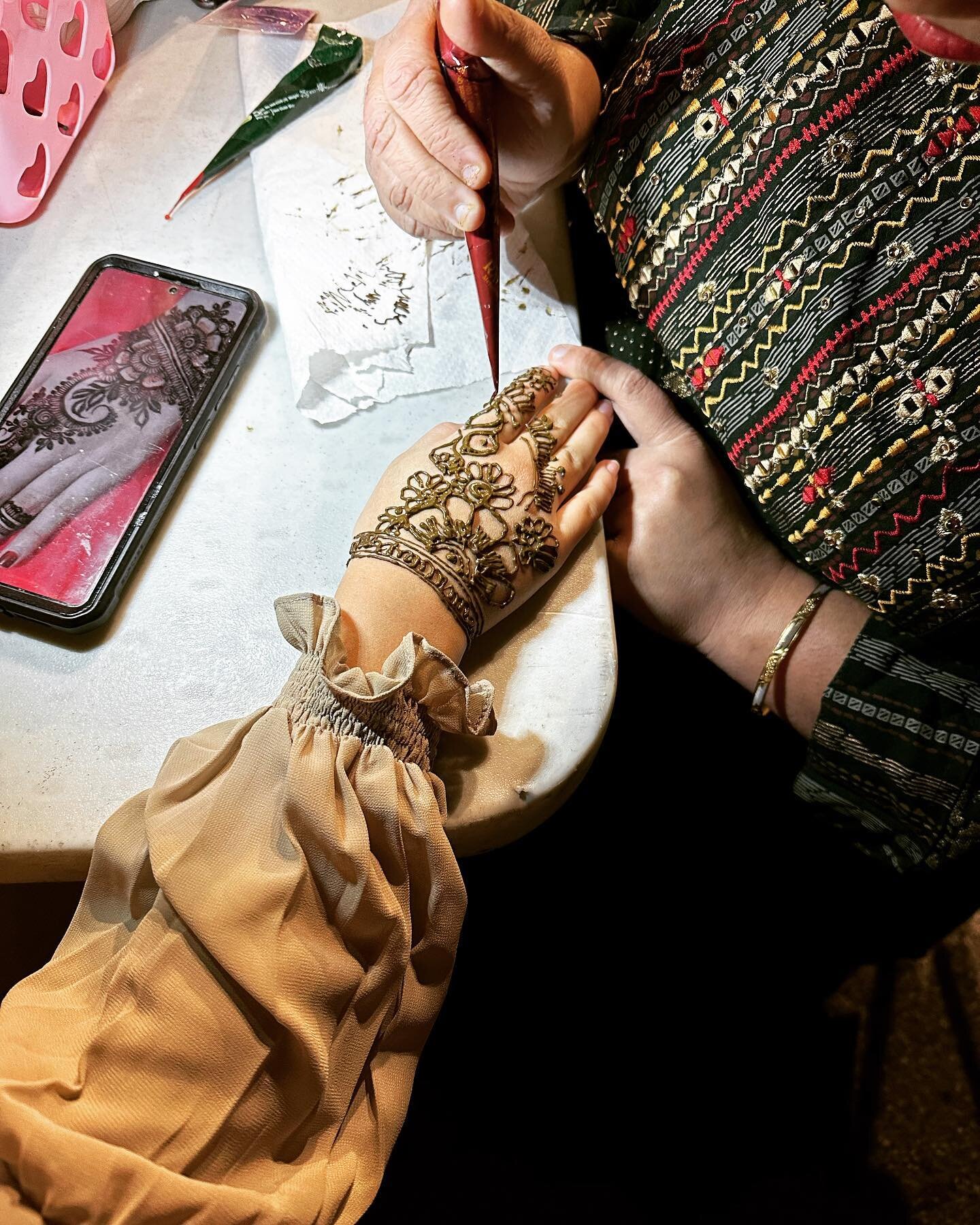 @priyanka_rishikabhatia_usa creating some fab henna at the Ramadan celebration 🤎🤎🤎
