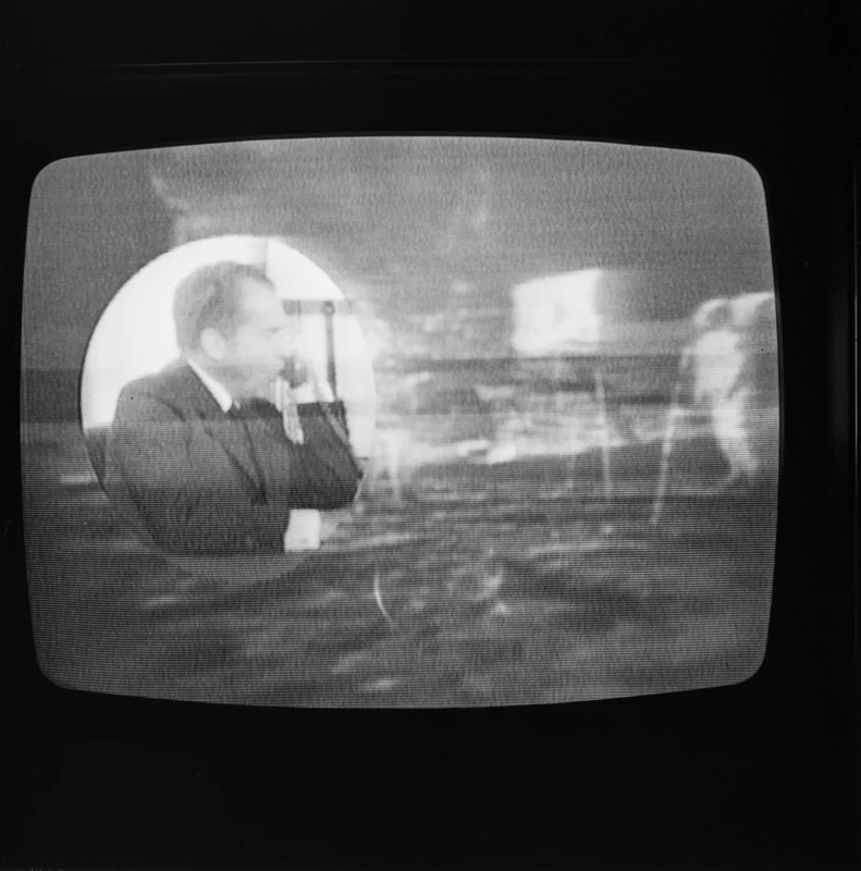 De maanlanding van de Amerikaanse Apollo 11-missie op TV-scherm, 21 juli 1969. Photo of a TV screen with the first man on the moon: Neil Armstrong on 21 of july 1969.