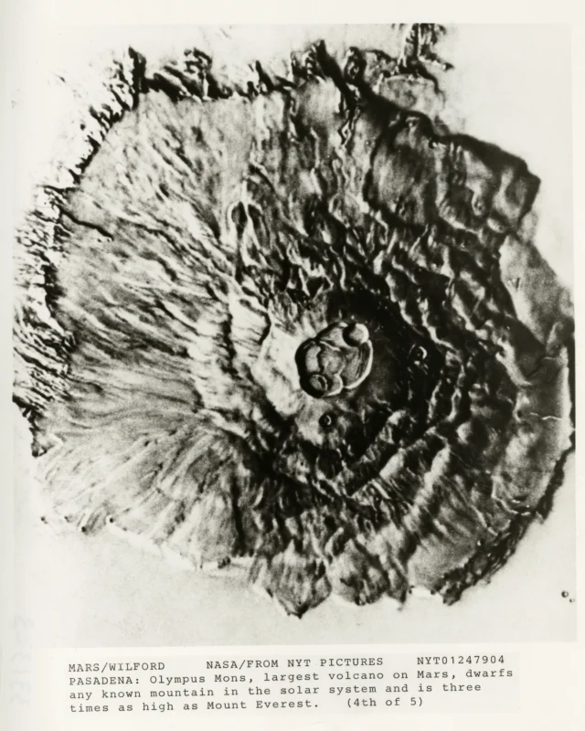 De vulkaan Olympus Mons is de grootste vulkaan op Mars en groter dan alle bekende vulkanen in het zonnestelsel. Hoogte 25 km, en de basisdiameter is 624 km. Olympus Mons, the biggest volcano on Mars and bigger than all other volcanoes in the Solar System. It has a height of 25 kilometers and at its base a diameter of 624 kilometers.