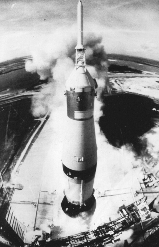 Een buitengewone opname van de lancering van de Saturnusraket, die de Apollo-11 de ruimte in bracht, gemaakt met een Pentax met een 17mm groothoeklens, die opgesteld stond in de starttoren. 17-07-1969. An exceptional photo of the launch of the Saturn V rocket that took Apollo 11 into space, made by using a Pentax 17 millimeter wide angle lens, which was placed on top of the launch site. 07-16-1969.