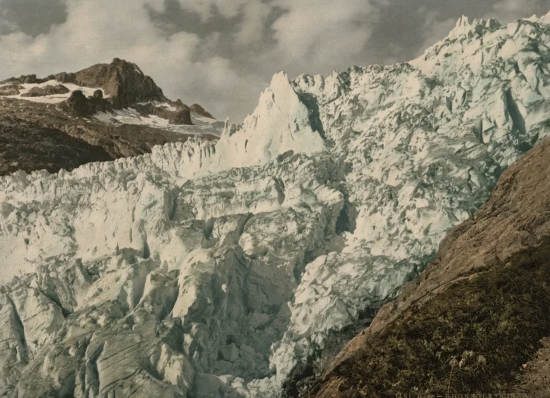 Een photochrome van ijsmassa's van de Rhônegletsjer in het zonlicht. Zwitserland, ca. 1900. The Rhône glacier. Switserland, ca. 1900.