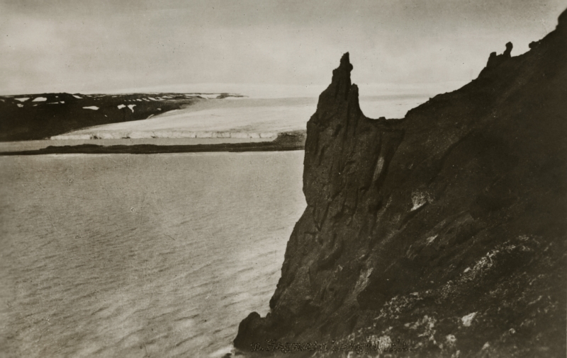 De uit de IJstijd stammende Hagavatn Langjokull gletsjer op IJsland. Omstreeks 1930. The Hagavatn Langjokull glacier. Island, ca. 1930.