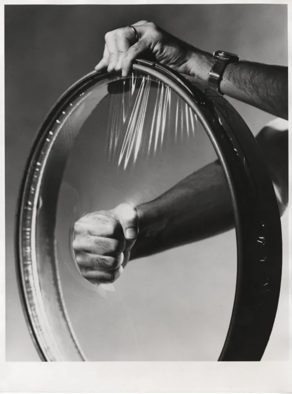 Velg verpakt in "Surlyn"folie. Surlyn werd in 1964 op de markt gebracht door Du Pont, Zwitserland. A rim in "Surlyn"packing. Surlyn was first produced by Du Pont, Switserland in 1964.