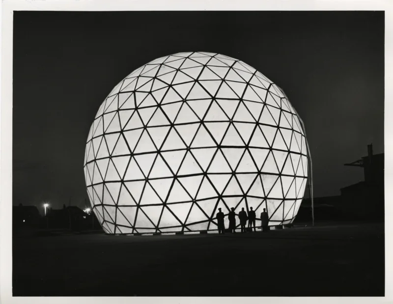 Enorme koepel van polyester glasvezel om radar apparatuur te beschermen tegen storm en extreme temperaturen. Groot Brittannië, Freckleton, 1961. Giant dome of reinforced plastic built to protect radar instruments against extreme storms and temperature. Great Britain, Freckleton, 1961.