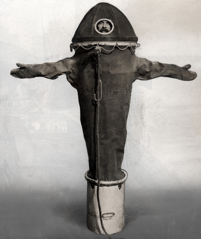 Arts in luchtdichte kleding. Foto bij een artikel over een slaapziekte-epidemie die zou heersen, 1914. Doctor in air-tight costume. Photo published in an article about the ‘sleep disease epidemic’ in 1914.