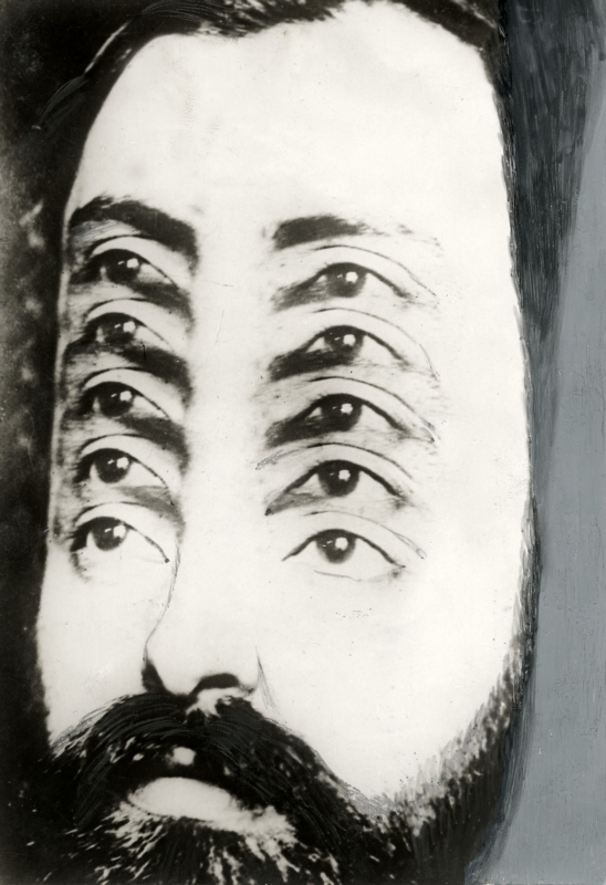 Een Russische man met vijf paar ogen aan wie niets zou ontgaan, die in Rotterdam en Amsterdam zou optreden. Fotomontage, 1929.