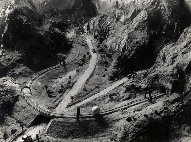 Een kogel-bliksemtrein; een super hogesnelheidstrein in de vorm van een ronde kogel. In werkelijkheid is dit een opname van een miniatuurspoorbaan, 1935. A ‘bullet-flash-train’, a super high speed train shaped as a round bullet. In reality is a picture of a miniature train model, 1935.