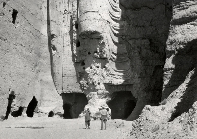 De voeten van een van de twee uit de zesde eeuw daterende Boeddhabeelden in de Bamianvallei (Bamyanvallei), Afghanistan, 1954. The feet of one of the sixth century statues of Buddha in the Bamyan valley, Afghanistan, 1954.