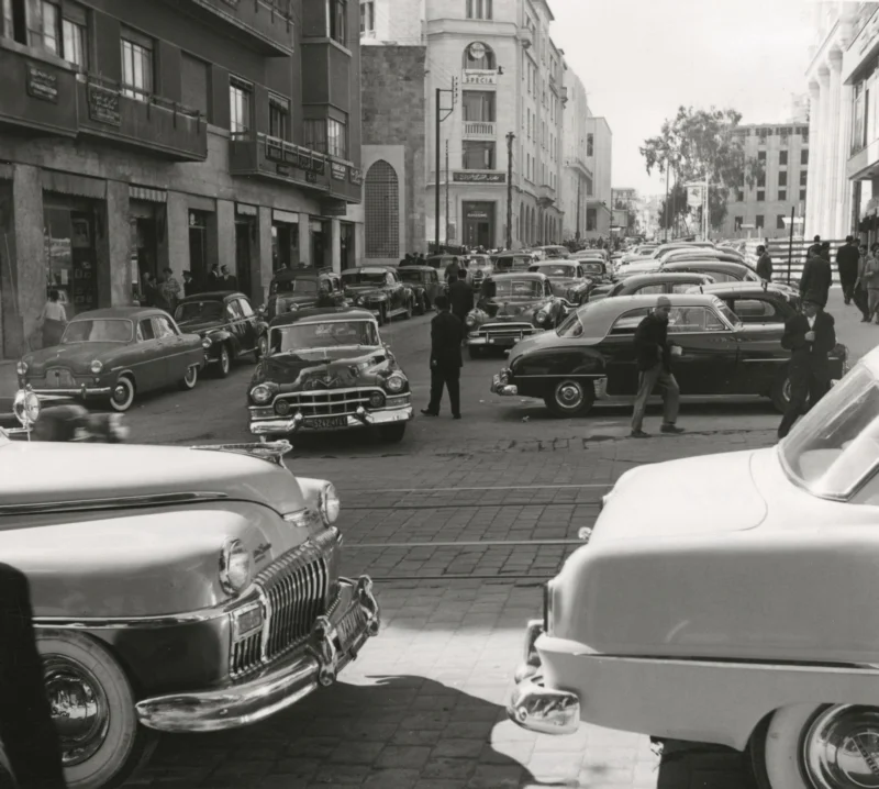 Een stadsopname in een welvarende gedeelte met opvallend veel luxe auto's. Libanon, Beiroet, 1954. View of a prosperous part of Beirut, with a remarkable number of luxury cars. Lebanon, Beirut, 1954.