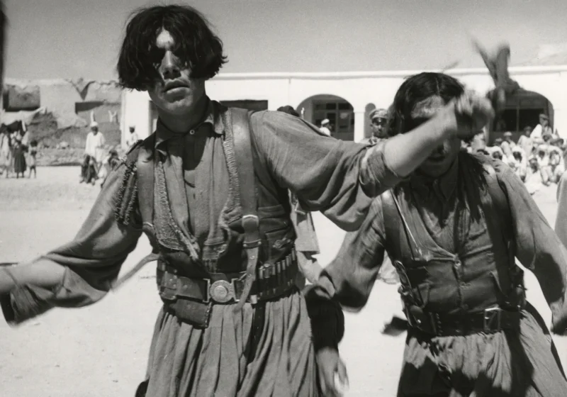 Afghaanse nomaden dansen ter viering van het bevrijdingsfeest. De dansers raakten bezeten door de opzwepende muziek. Afghanistan, Kalat, 1954. Afghan nomads dancing while celebrating the feast of liberation. The dancers are like possessed by the uplifting music. Afghanistan, Kalat, 1954.
