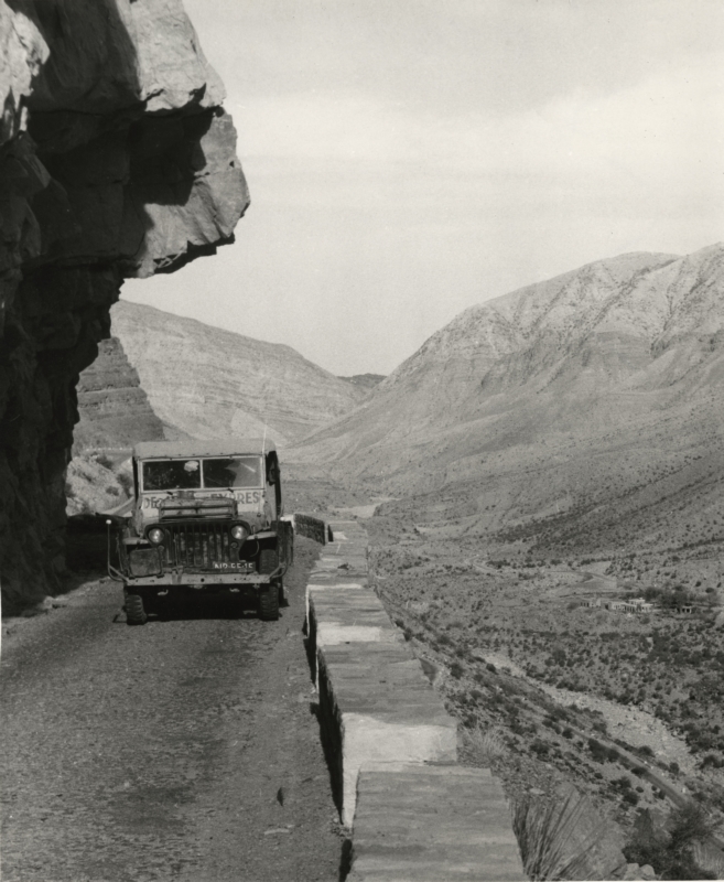 De jeep van de Jeep-Expres staat stil op een smalle weg in het Soeleimangebergte tussen Iran en West-Pakistan. 1955. The jeep of the Jeep Expres parked in a narrow road in the Sulaiman Mountains between Persia and West Pakistan, 1955.