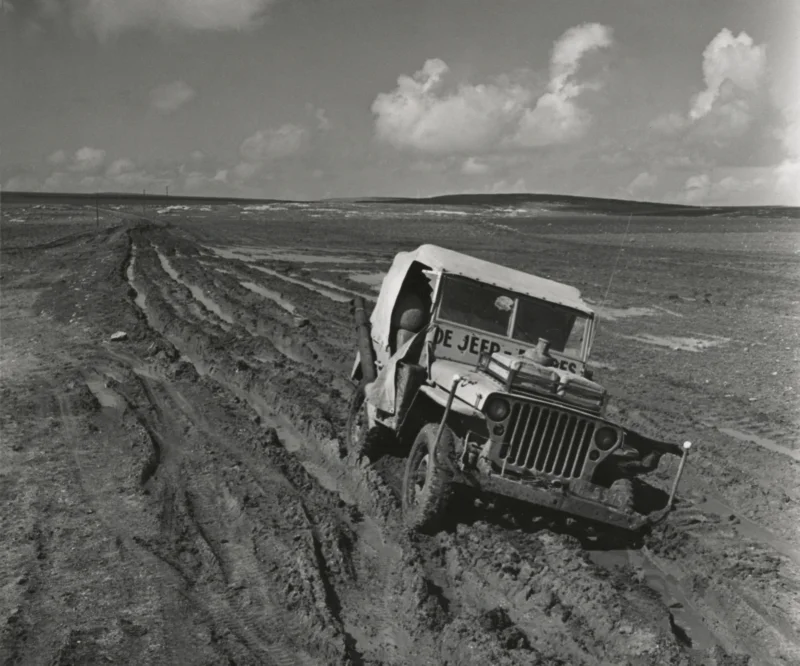 De Jeep-Expres baant zich een weg over vrijwel onbegaanbare modderwegen. Jordanië, 1954. The Jeep Expres working its way through almost impassable muddy roads. Jordan, 1954.