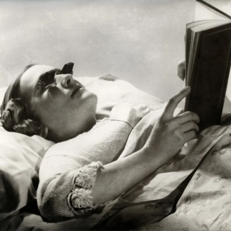De Hamblin bril, een Engelse uitvinding, maakt het mogelijk zonder moeite in bed te lezen doordat de lenzen het beeld doen kantelen, 1936. Hamblin glasses. A pair of spectacles especially designed for reading in bed. England, 1936.