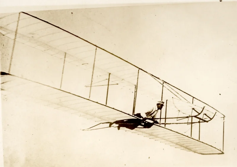 Eerste proefvlucht van luchtvaartpioniers gebroeders Wright in een zweeftoestel. Kitty Hawk (Verenigde Staten van Amerika), 1903. Orville and Wilburg Wright: The first testflight with a biplane glider. Kitty Hawk, USA, 1903.