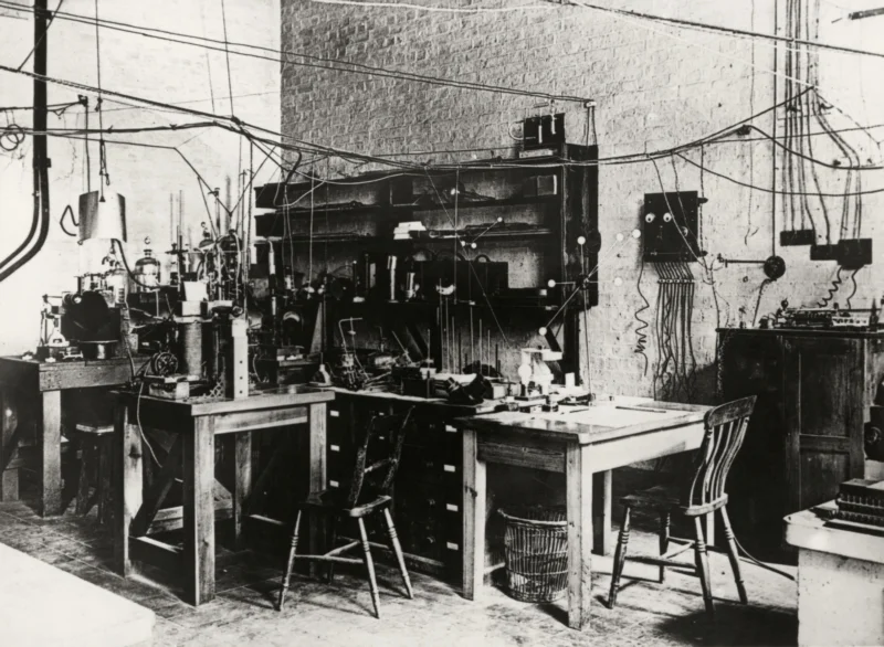 Laboratorium van Ernest Rutherford in Cambridge (GB) waar hij de structuur van atomen ontdekte. Datum onbekend, ca. 1908. Laboratory of Ernest Rutherford in Cambridge (GB) whre he discovered the structure of atoms. Datum onbekend, ca. 1908.