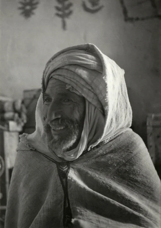 Algerijnse nomade die door de hongersnood van 1945/1946 zijn schapen en geiten verloor. Zijn beide benen werden afgezet na verzweringen. Algerije, Oase Geryville, 1953. Nomad in Algeria who lost his sheep and goats during the famine of 1945/1946. Both his legs were amputated after they got septic. Algeria, Oasis of Geryville, 1953.