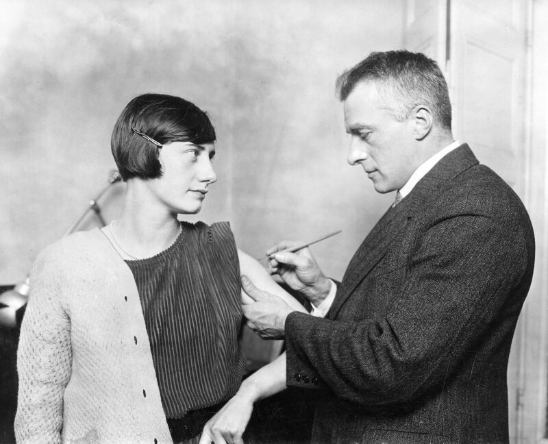  Vrouw wordt ingeënt tijdens een epidemie van de pokken in Maastricht. Nederland, 1927. 