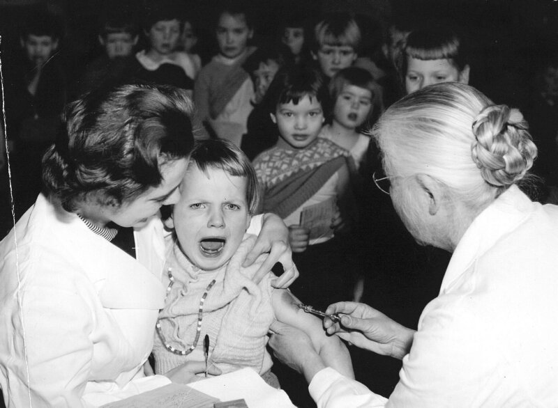  In Den Haag is men donderdag begonnen met een massale inenting van de Haagse kinderen tegen difterie.  29-01-1959. 