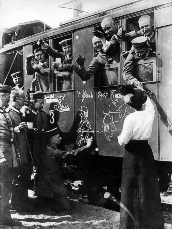  [EN] World War II. Mobilization. German troops say goodbye from the train. [NL] Tweede Wereldoorlog. Mobilisatie. Duitse troepen nemen afscheid vanuit treinwagons.  