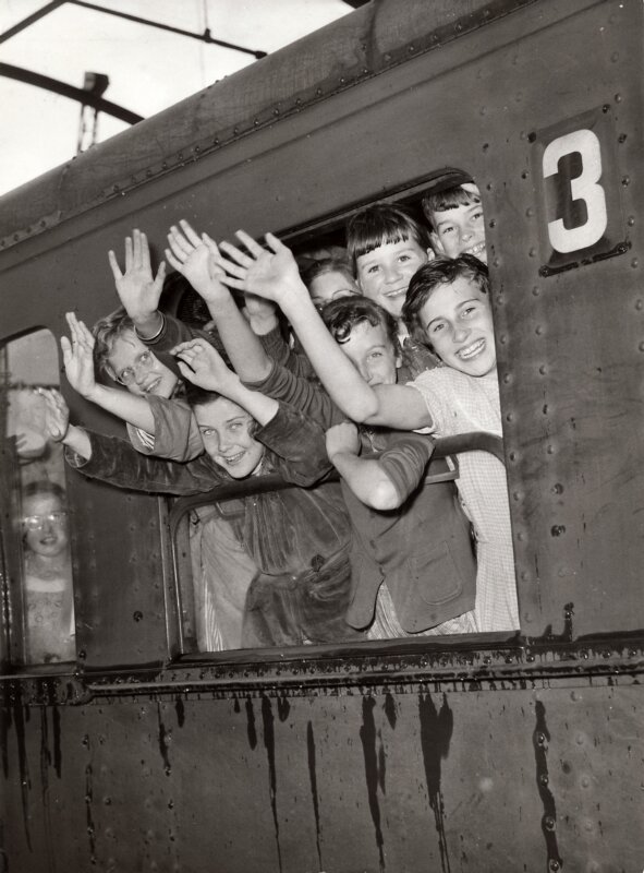  [EN] Boys and girls waving hanging out a train window of the third class. They leave for a school trip. Rotterdam, June 1955. [NL] Jongens en meisjes hangen zwaaiend uit een raam van de trein van de derde klas. Zij vertrekken voor een schoolreisje. 