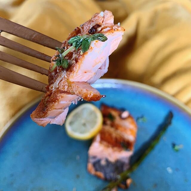 ☀️ 🐟 Okay, so this was a first for me. I&rsquo;ve never caught and prepared my own fish but what an experience. If you like Salmon you&rsquo;ll love this beautiful trout. I gave it a light, all over rub in a mix of paprika, garlic, chipotle flakes, 
