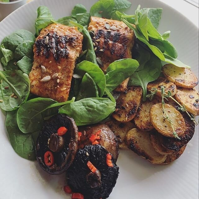 🌿 Does anyone else add spinach to anything and everything! 😄 The chips here are just new potatoes (or similar) chopped into half CM thick slices then pan fried in paprika, garlic and thyme. Makes for a healthier alternative to oven chips and tastes