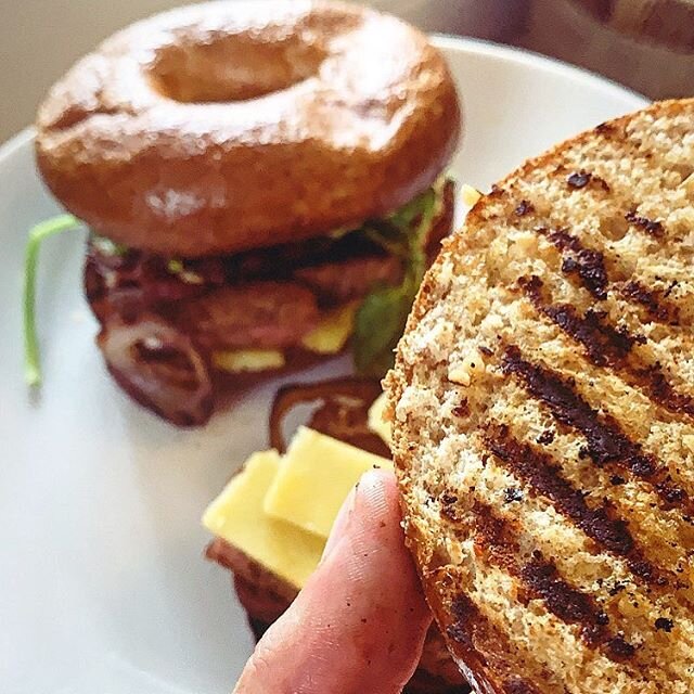 🥯🍃This steak &amp; cheese bagel is a little indulgent but I made decisions like using a wholemeal bagel instead of white and packed it full of colour and greens to make it as nutritious as possible. This boy had avocado, red onion, spinach, garlic,