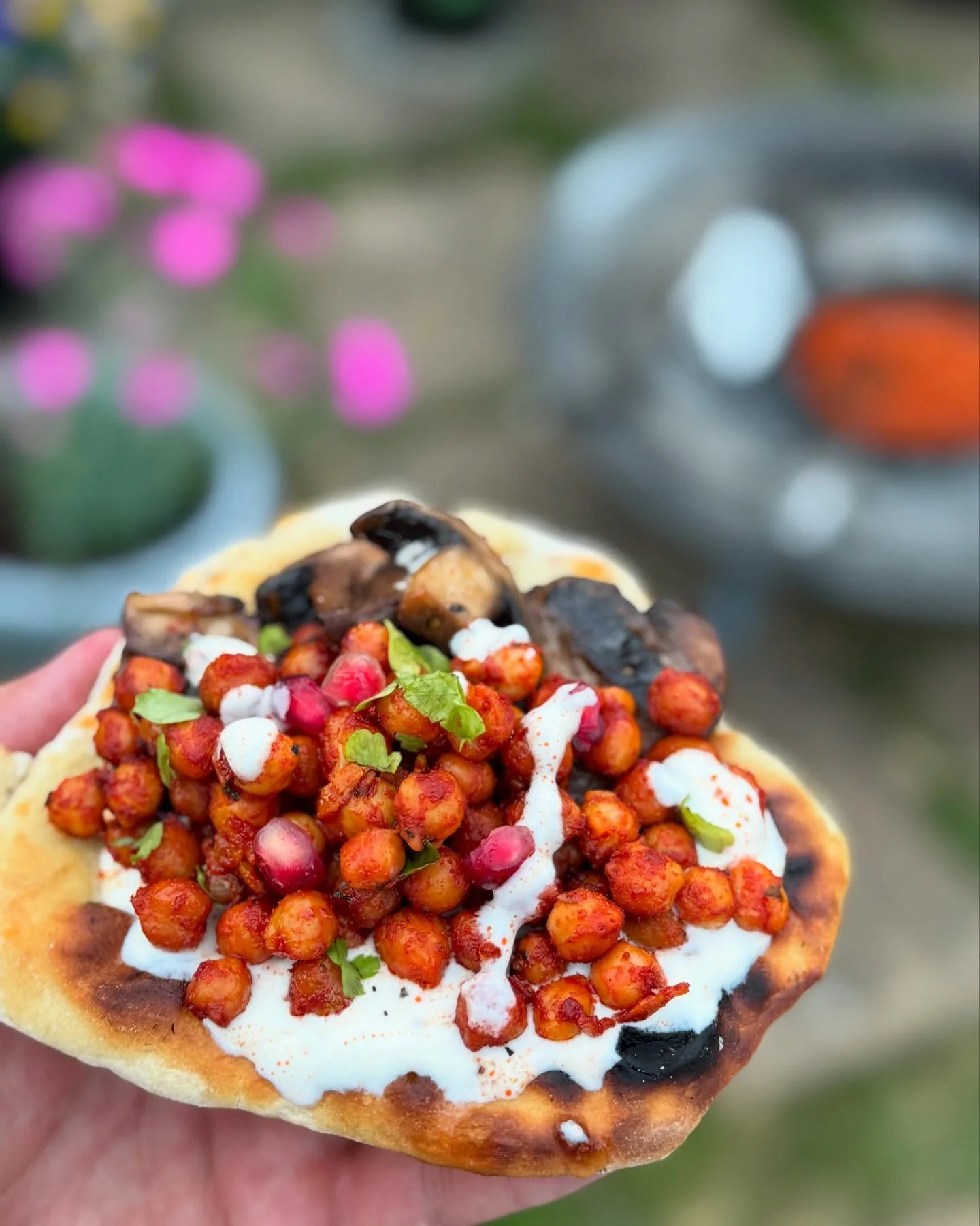 🔥 Homemade Flatbreads with a Kick 🫓 
I woke up wanting to make flatbreads! &hellip; So I did 😄
🫓 Flatbreads:
Mix 500g white flour, 2 tsp baking powder, 1 tsp salt. Slowly add 300ml water, mix, knead into a soft dough. Cover and rest while preppin