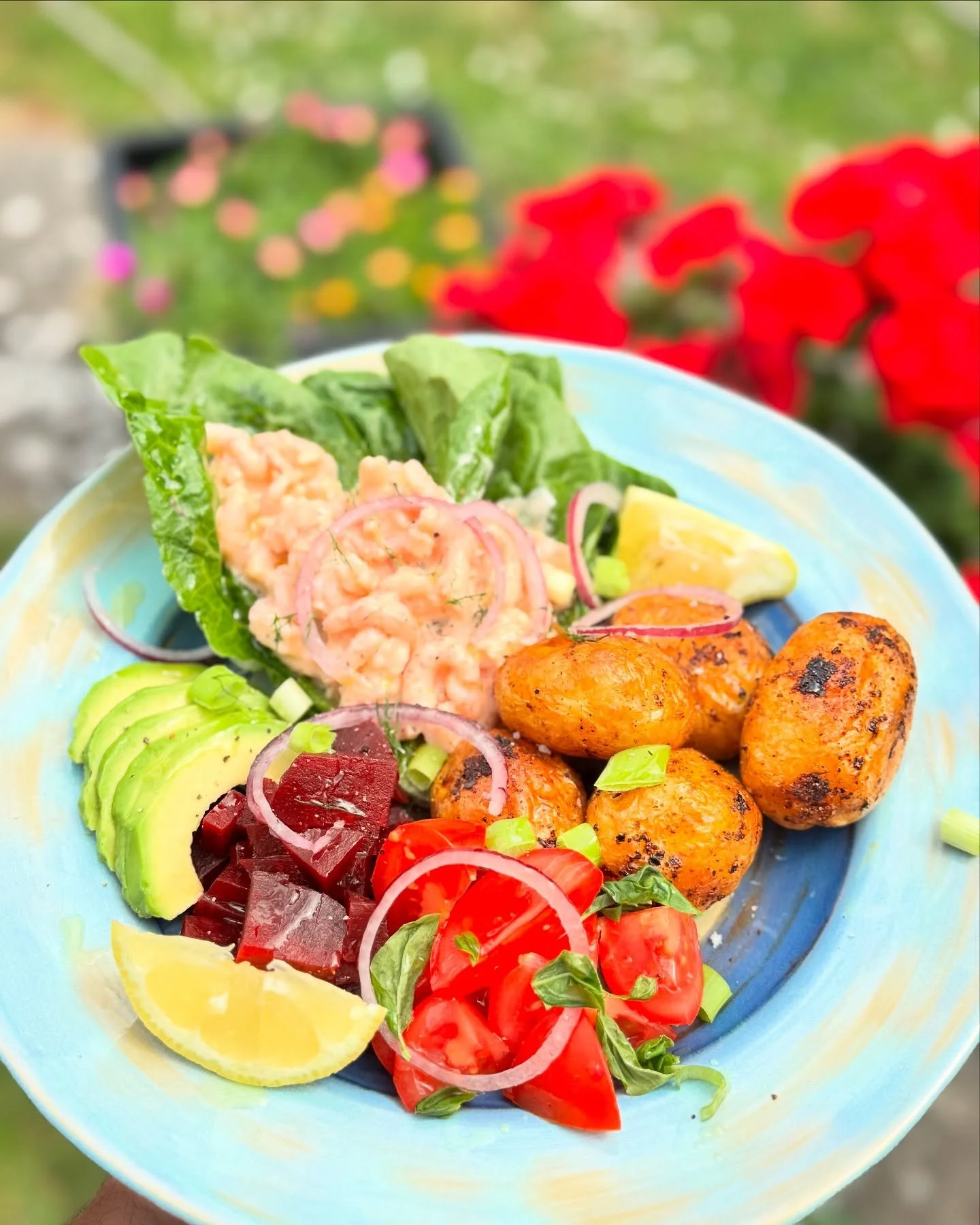 🌿 Prawn Cocktails &amp; Crispy Potatoes. Fresh, fiery &amp; full of flavour!
Part-boiled Cornish new potatoes tossed in oil, spring onion &amp; garlic, then crisped up in the air fryer with a harissa hit. 🔥
Juicy prawns mixed with seafood sauce, di