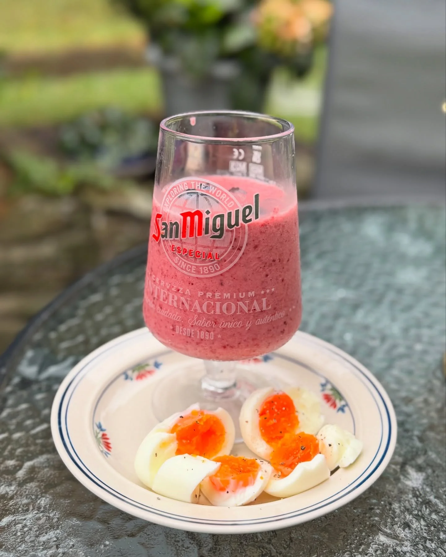 Smoothie: Almond milk 🌰, Frozen berries 🍓, banana 🍌, Small amount rolled oats 🌾. 

Two soft boiled eggs 🥚 

Optional tip: You can add raw egg to the smoothie to save extra time. Or can add scoop protein powder 💪 #breakfast #smoothie #healthy #r