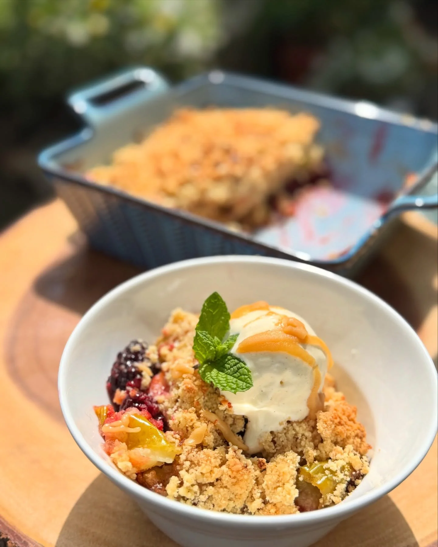 🥧 I was craving yesterday an Apple Crumble. So, I thought I would give it a go. 

🍏 Caramelised Apple &amp; Cinnamon, Blackberries &amp; Clementine juice. With crumbly crumble and crushed almond top ☀️ 

Of course a little vanilla ice cream and hom