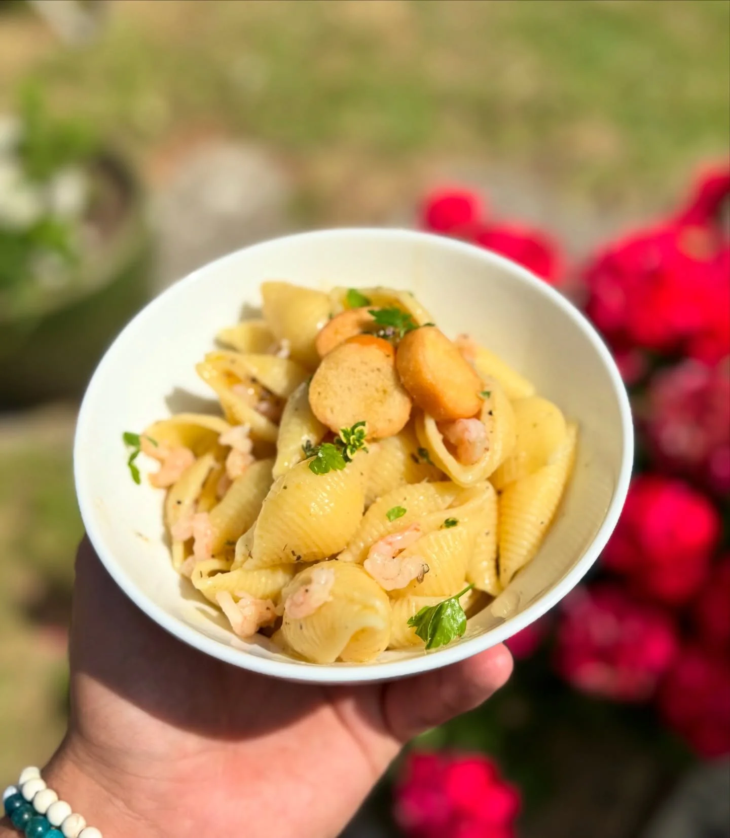 Sometimes less is more - No heavy sauces, no piles of cheese, low salt, low sugar but FULL of flavour and lightness ☀️ 

🌿 Pasta, little prawns, little real butter, swizz of this lemon &amp; dill dressing, crack black pepper, fresh herbs (I used par