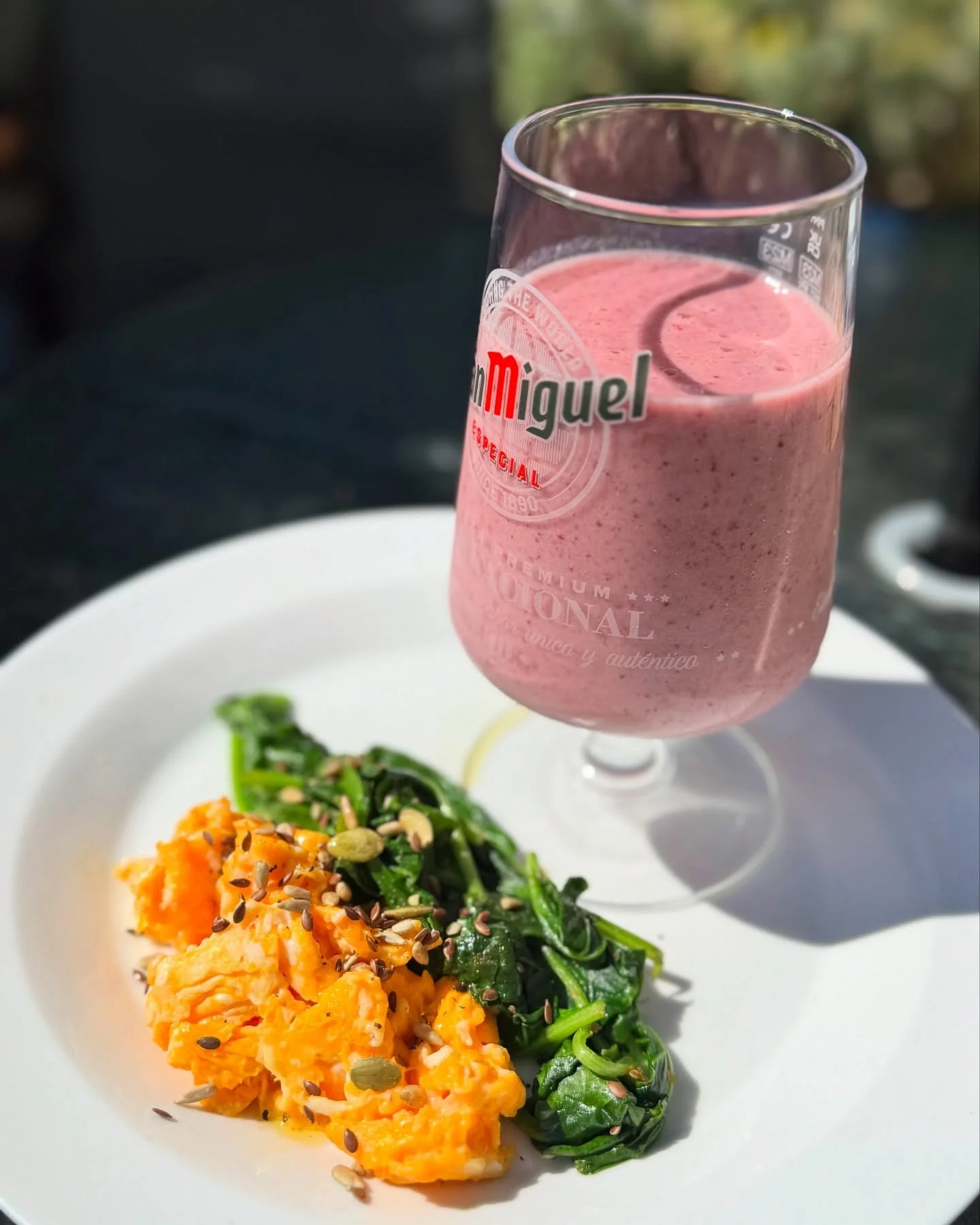 Lose fat AND build muscle?! 

It&rsquo;s doable. You just need the right nutrition &amp; movement plan for YOU. This breakie is a mixed berry &amp; almond milk protein shake, 2 eggs, wilted spinach and mixed seeds. 

✅ Protein - eggs, milk, protein p