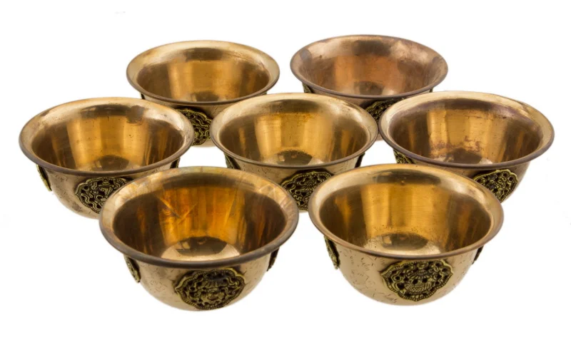7 Bols à offrande en cuivre et laiton