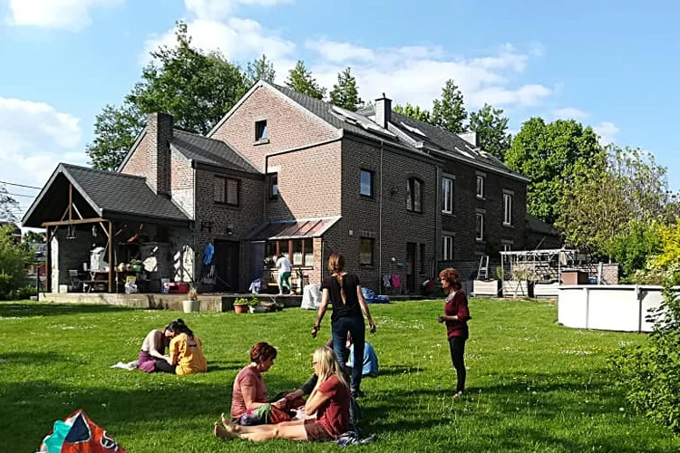 CHAMBRE PRIVÉE DANS MAISON Salle de bain à partager avec une autre chambre, lit 2 personnes17 rue Jean Matagne 5020 Vedrin (Namur, Belgique) • +32 472 652 836