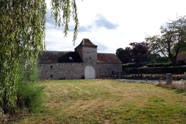 LE GÎTE DU PRIEURÉ Maison 64 m2 : Salle de bain privé, lit 2 personnes, Wifi, terrasse, TV, cuisine et salon partagéRue de Régnié-Durette 17, 5101 Namur (Belgique) • +32 476 66 63 72
