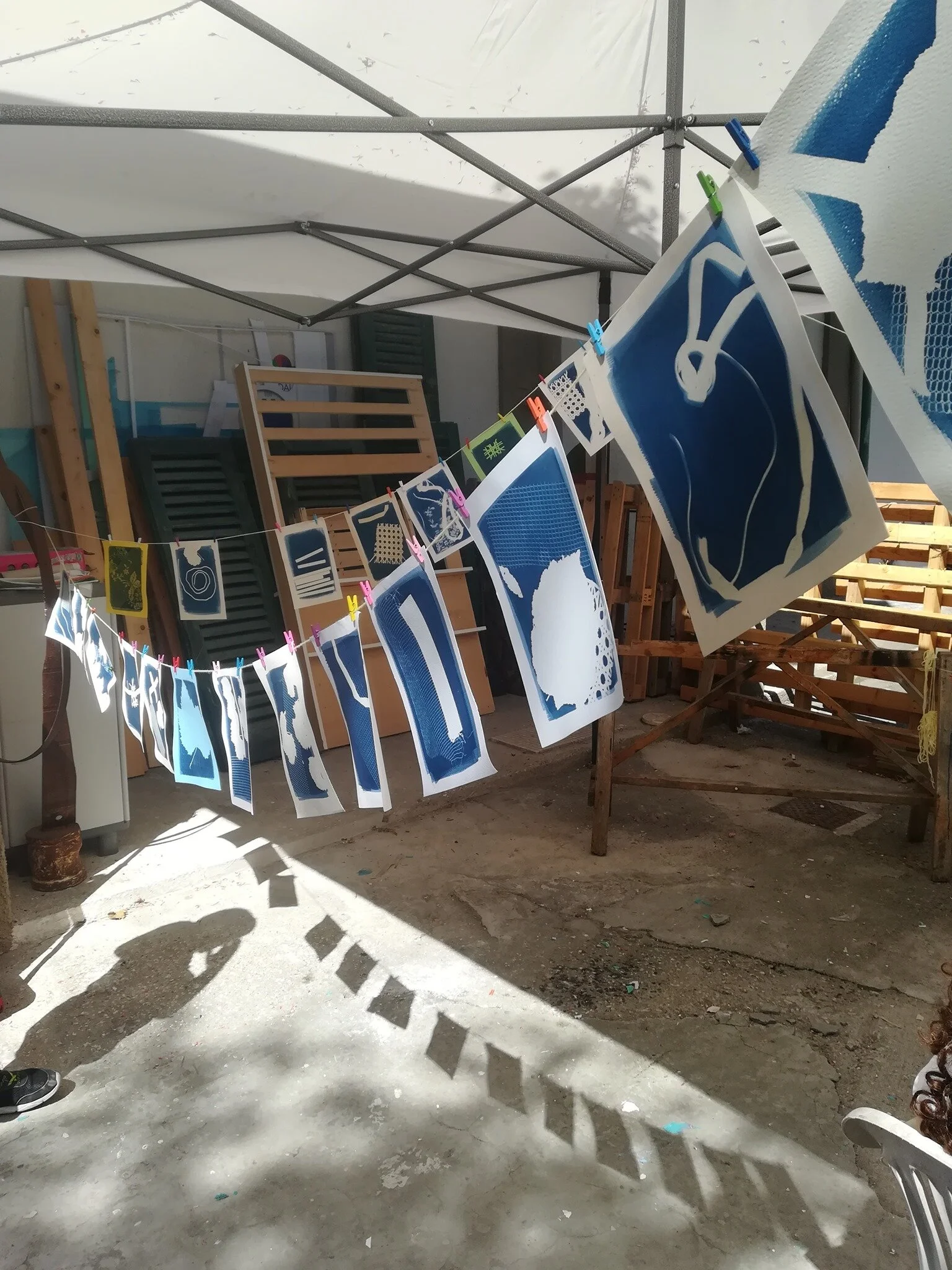 Artisti per la Sostenibilità: Cianotipia e Materiali di Recupero con Laura Peres