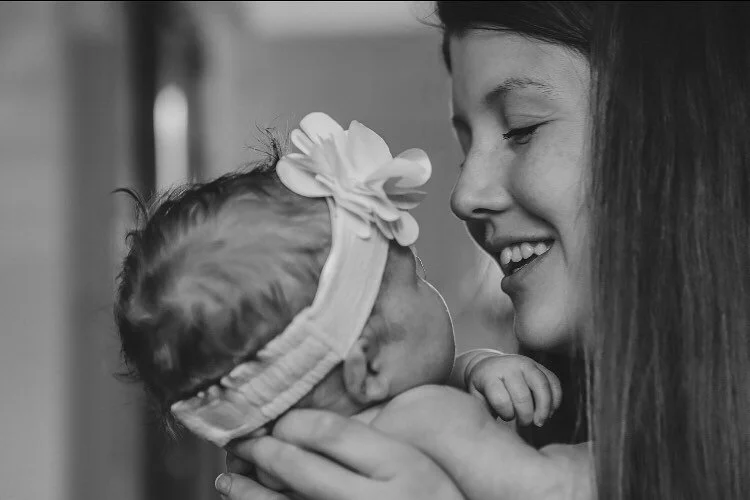 That look 😍 &bull; &bull; &bull;

#motherslove #mumlife #berkshiremummies #motherdaughter #lookoflove #familyphotographer #newbornphotographer #newbornphotography #berkshirephotographer