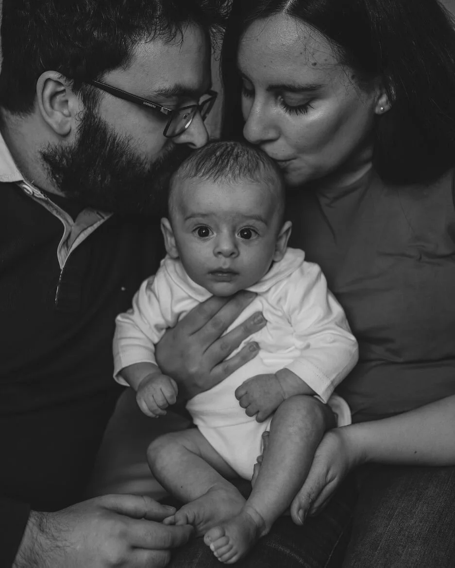 Really missing sessions in clients&rsquo; houses, particularly ones for babies! Everyone is already relaxed and I find the light so special. 

&bull;

&bull;

&bull;

#familyphotographer #familytime #familyphotos #familyfirst #naturallight #newbornph